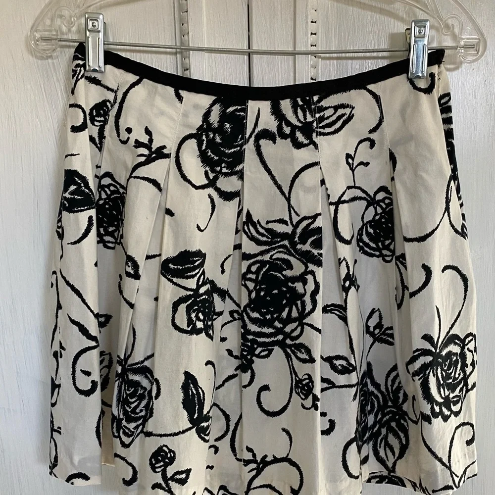 Kenar Mini Skirt Size 4 Black and White Pleated GUC